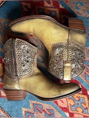 Rare / Vintage: Frye Deborah Distressed Gold Studded Ankle Booties - Size 8M